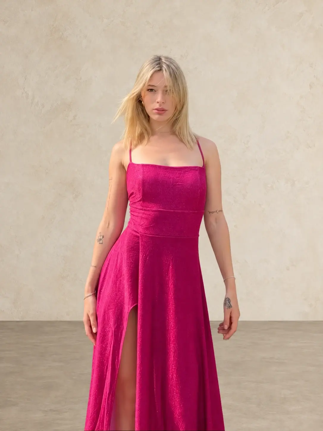 Mujer con vestido fucsia de fiesta