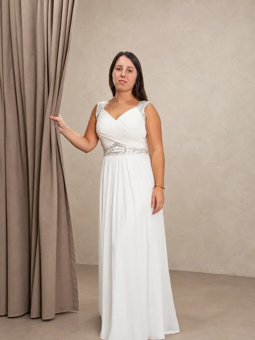 Mujer con vestido blanco largo