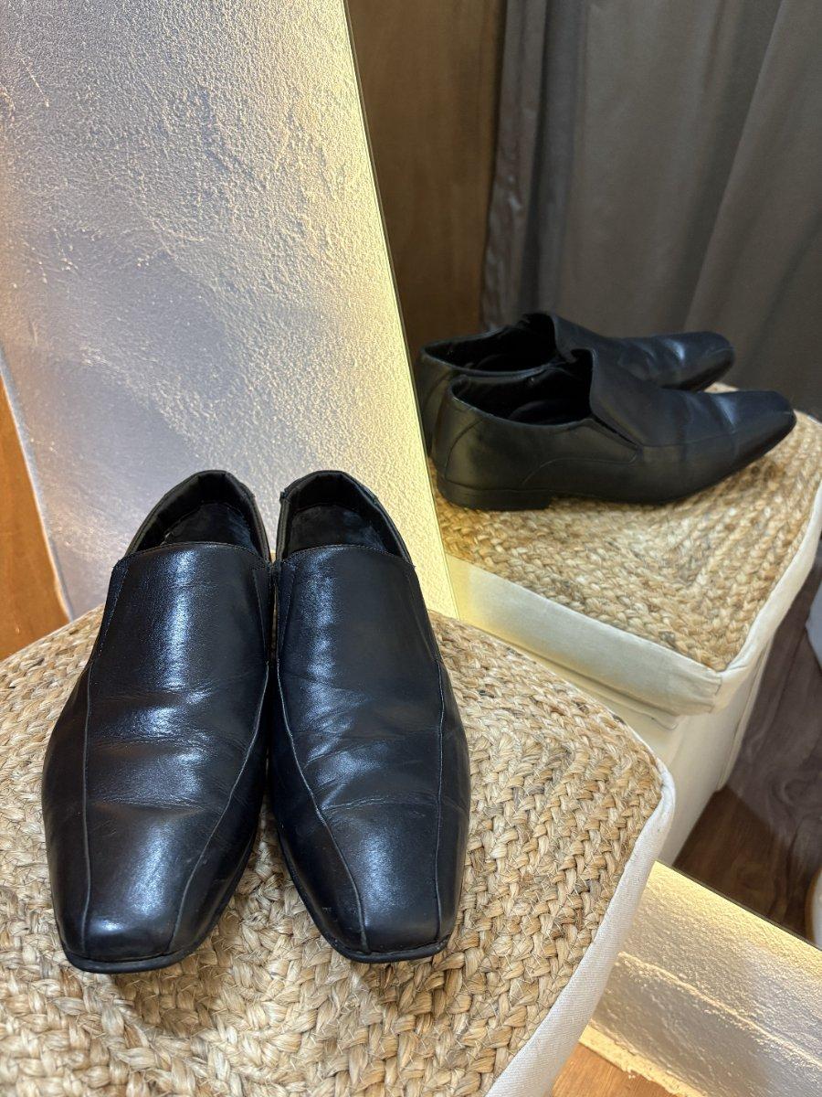 Calzado negro sin cordones