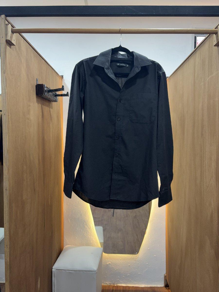 Camisa negra lisa con bolsillo (CUATROASES)