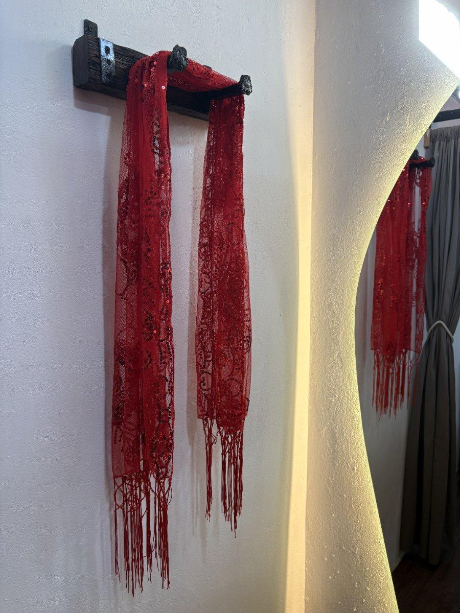Chal rojo con lentejuelas y flecos