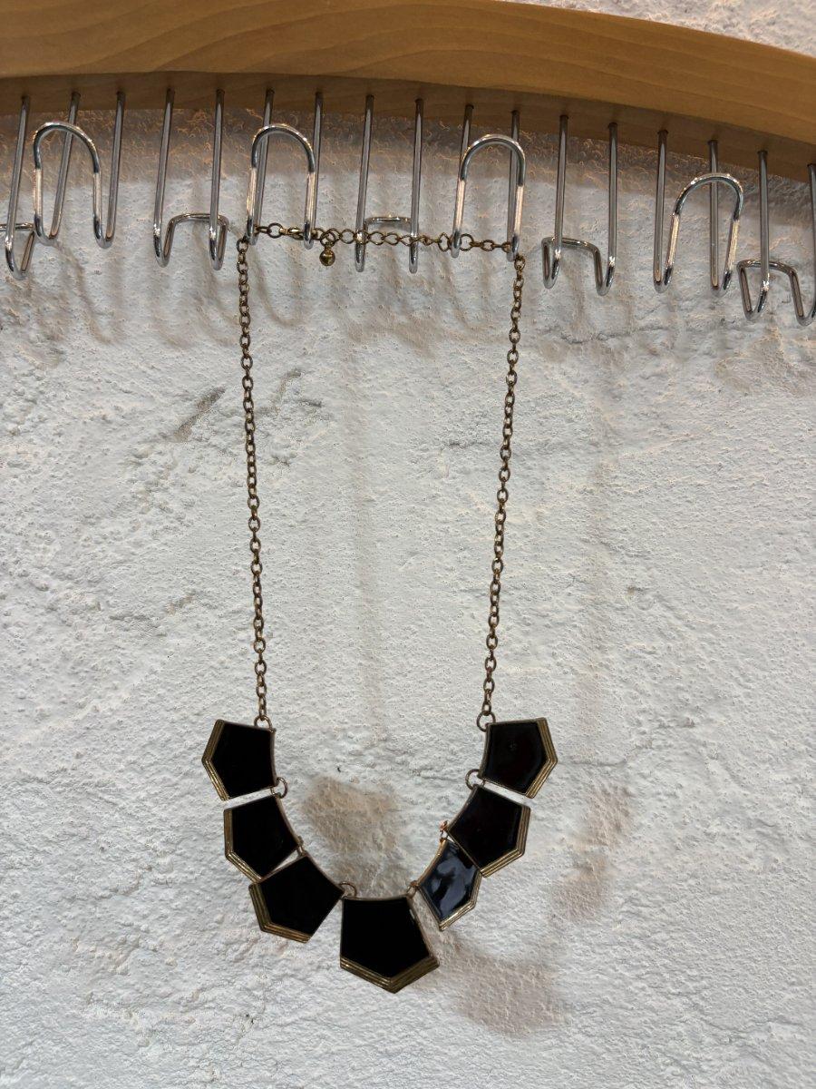 Collar dorado con negro
