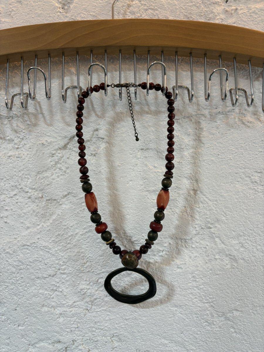 Collar bordo con rojo