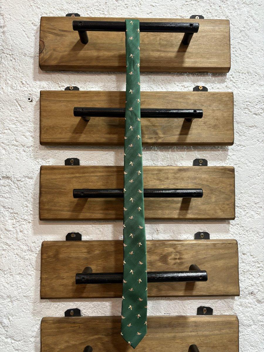 Corbata verde con diseño de aves