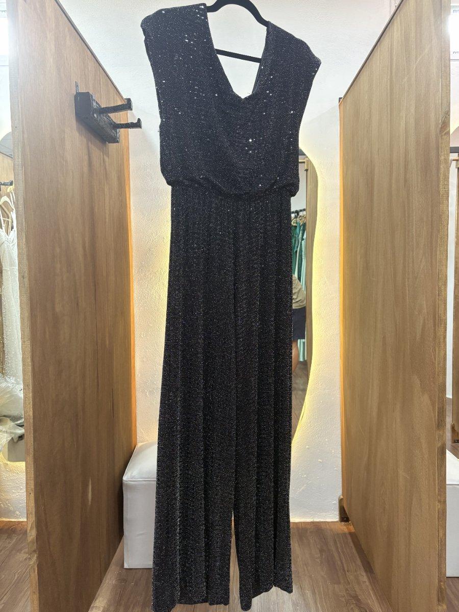 Mono negro con lentejuelas y mangas