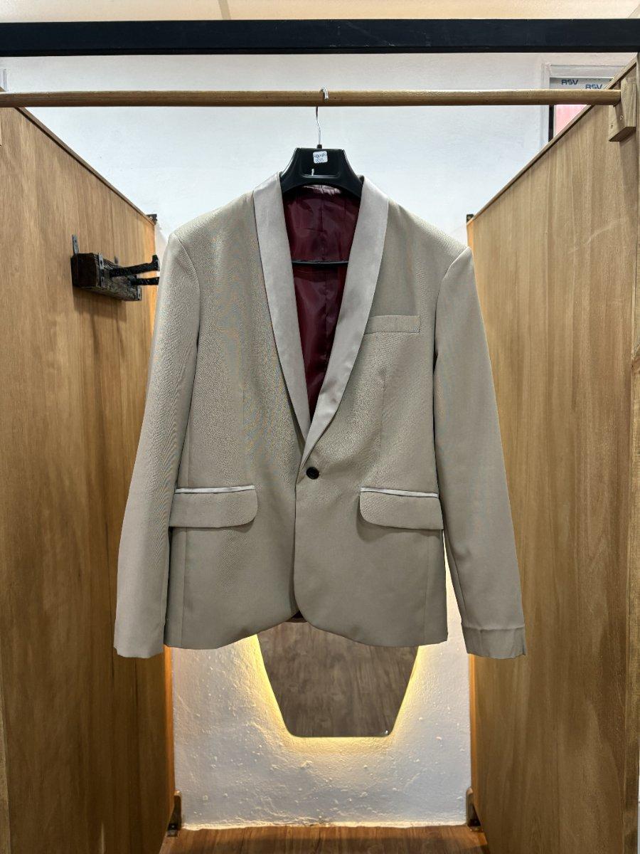 Saco beige con interior bordó