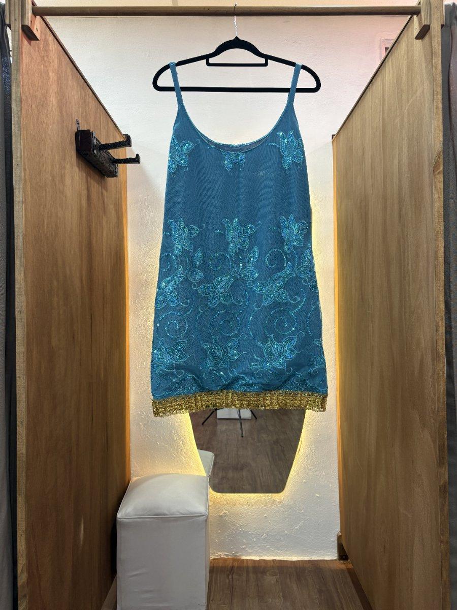 Vestido corto azul con brillos