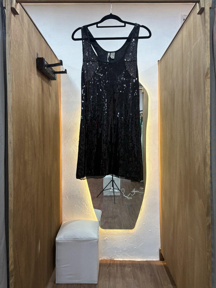 Vestido corto negro con brillos