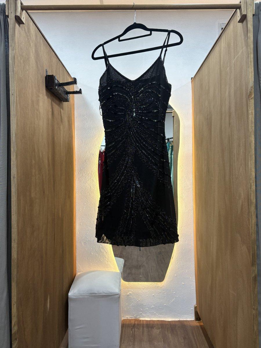 Vestido corto negro con brillos