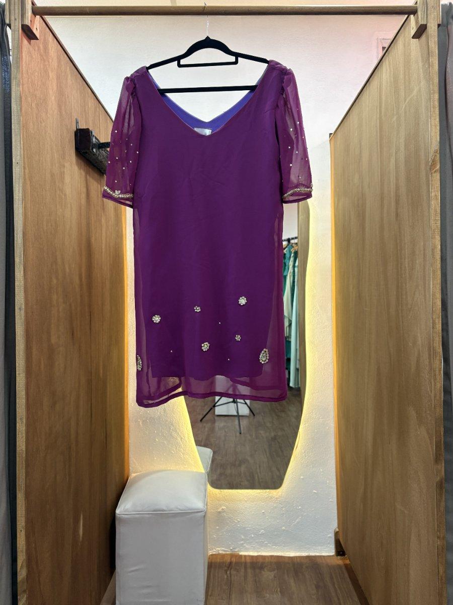 Vestido corto violeta con mangas