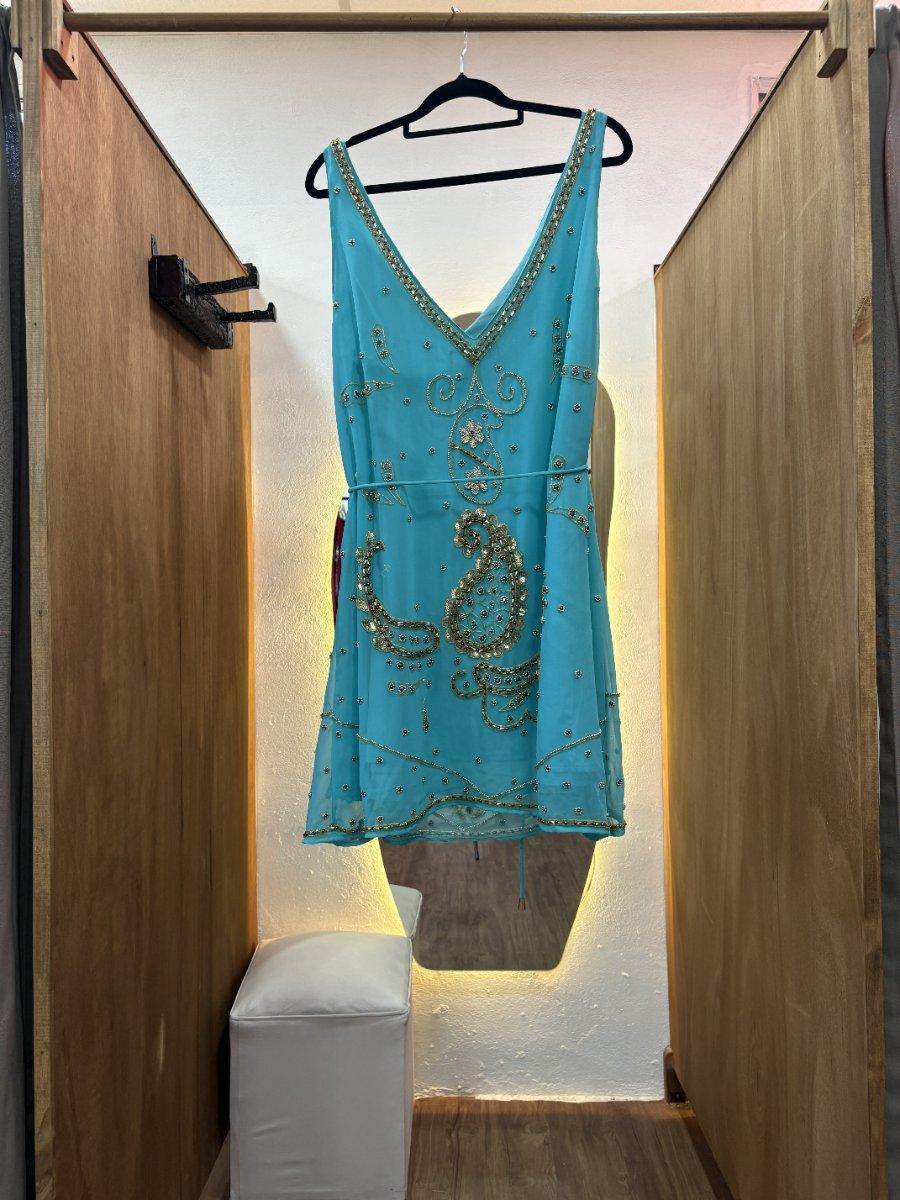 Vestido corto celeste con detalles en dorado