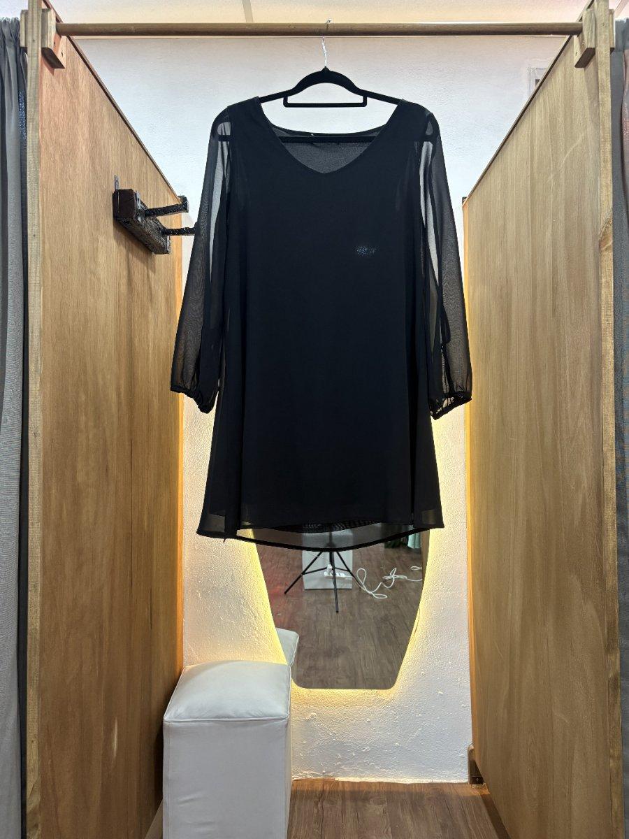 Vestido corto negro con mangas