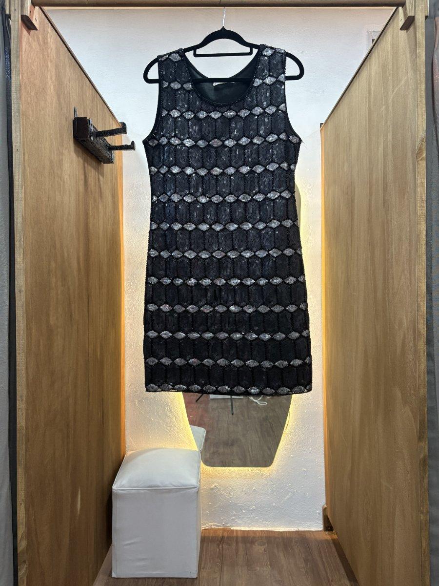 Vestido corto negro con detalles en plateado