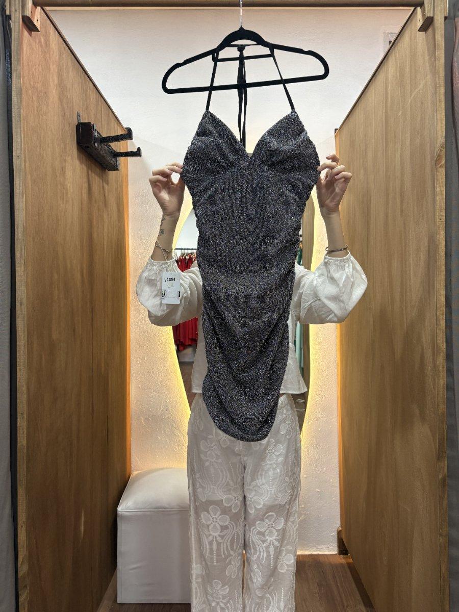 Vestido corto gris con brillos