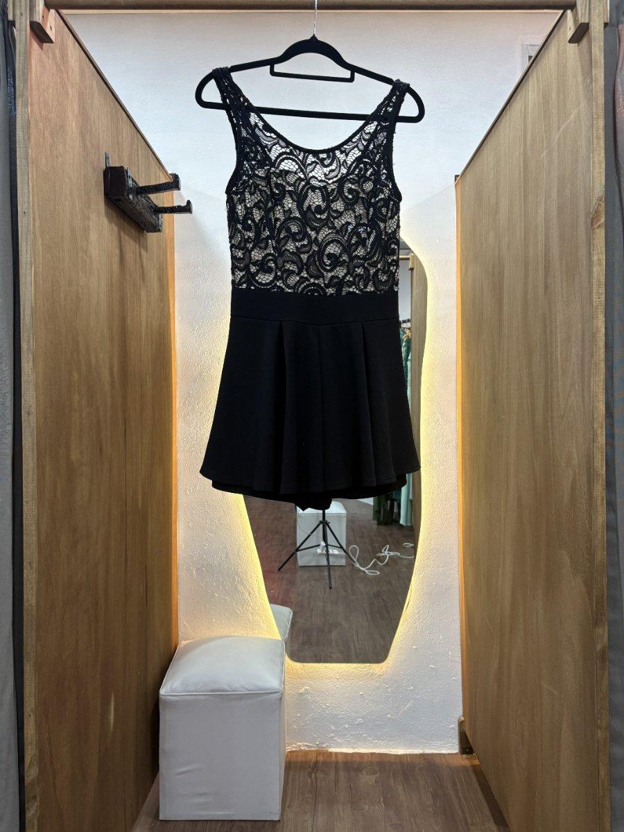 Vestido corto negro con detalles en la parte superior