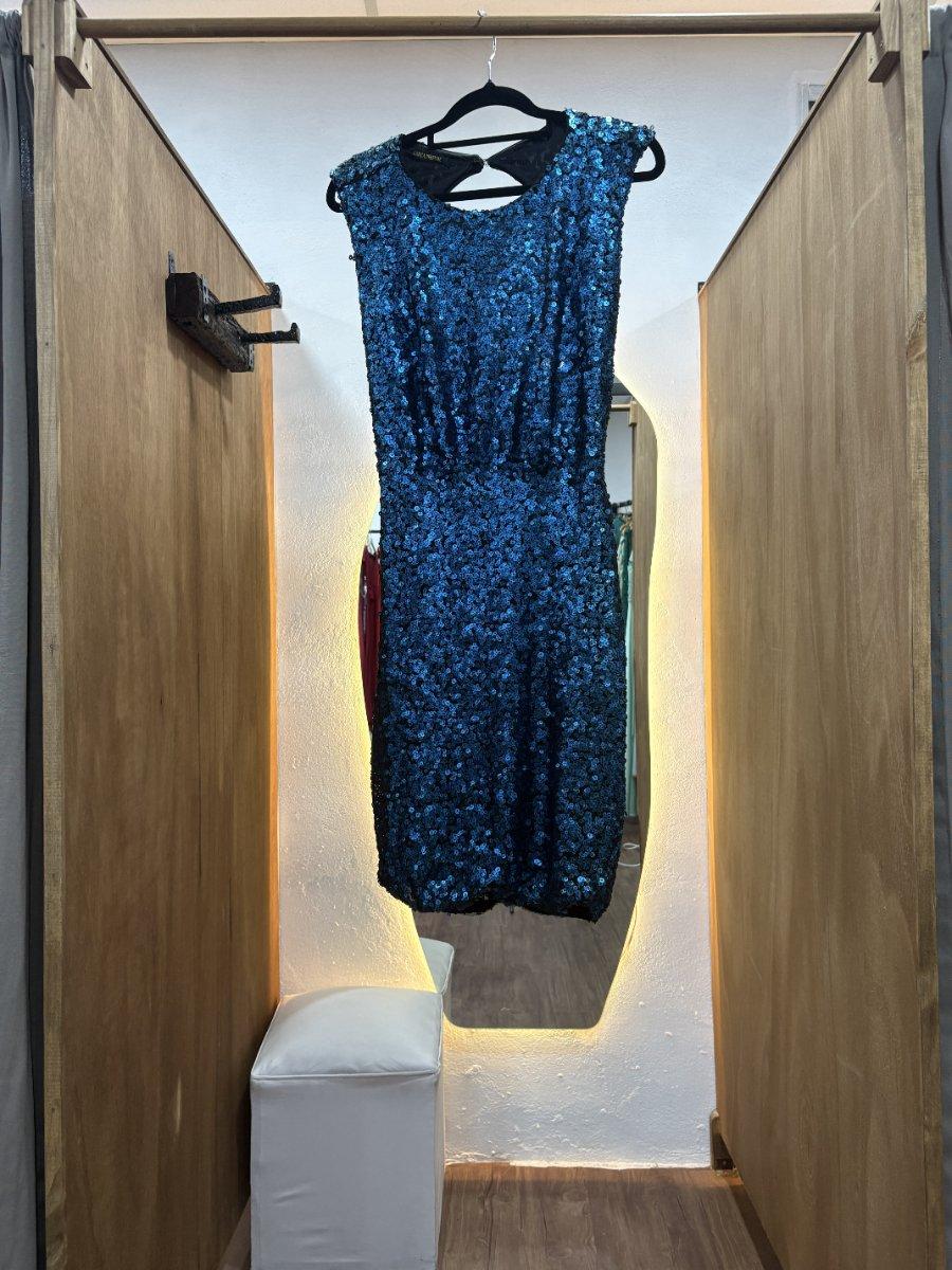 Vestido corto azul con brillos