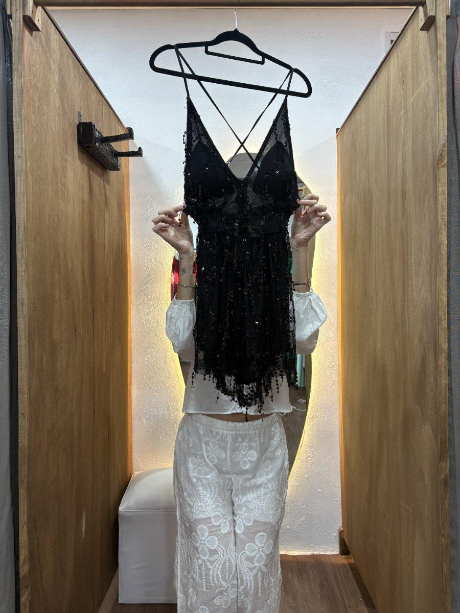 Vestido corto negro con lentejuelas