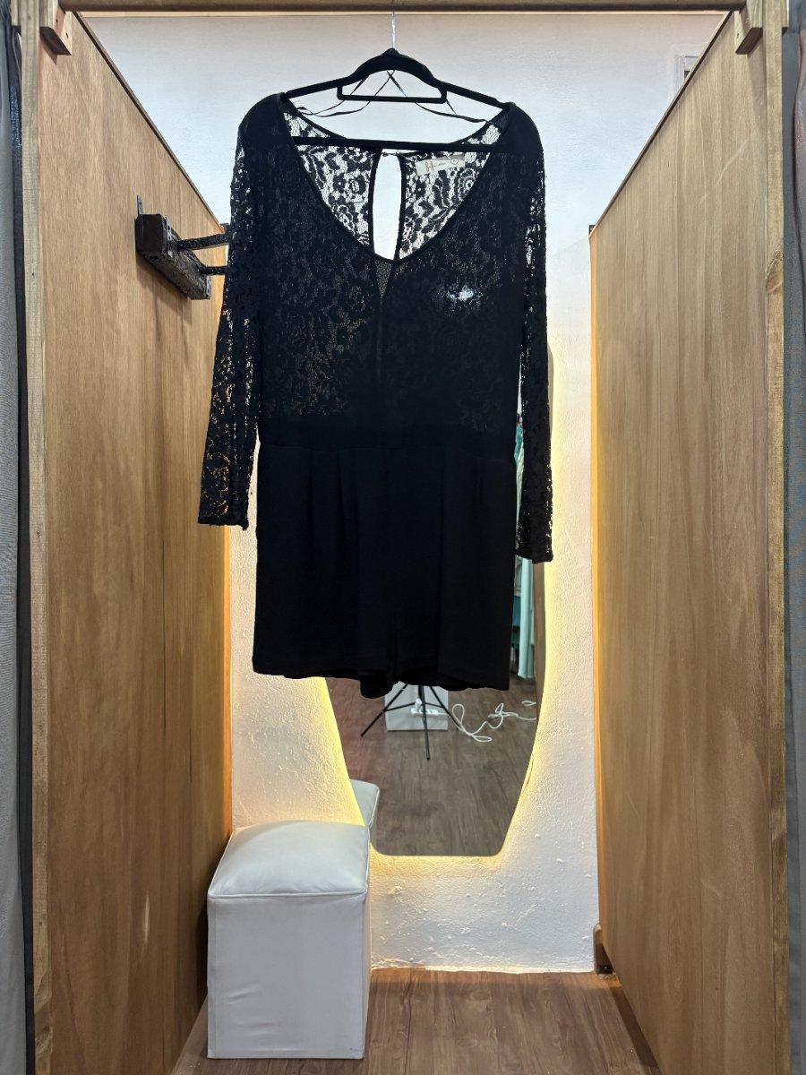 Vestido corto negro con mangas