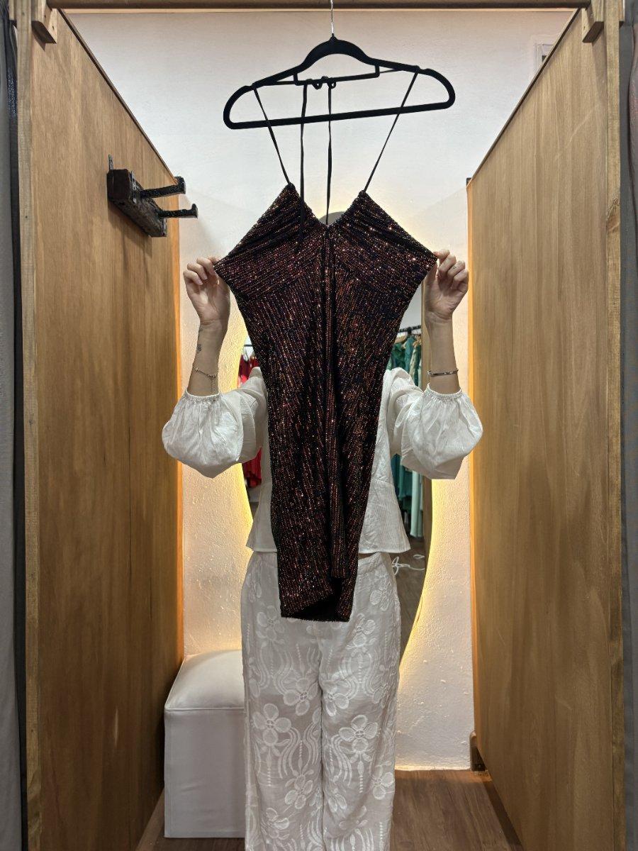 Vestido corto bordó con brillos