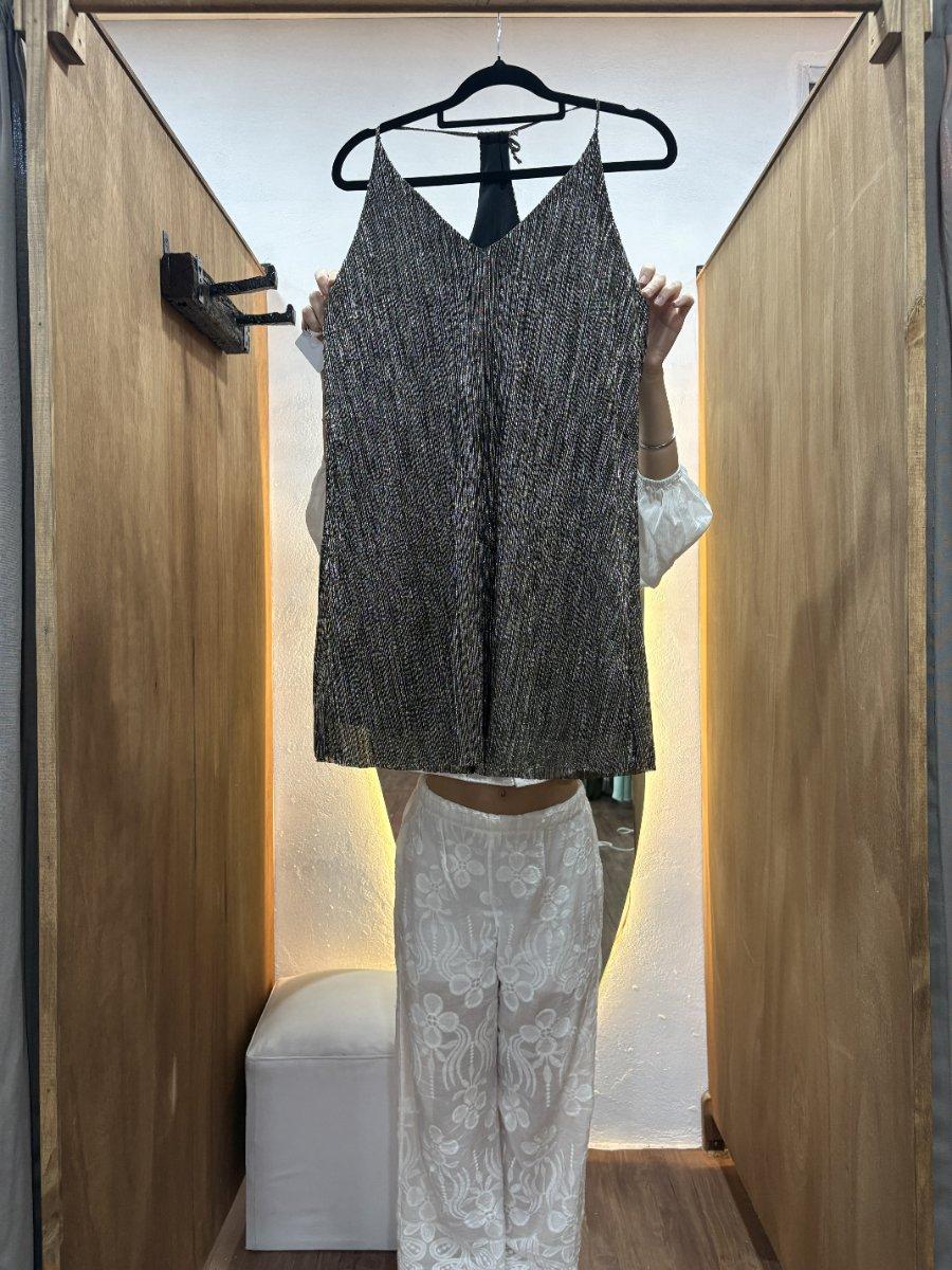 Vestido corto gris con brillos