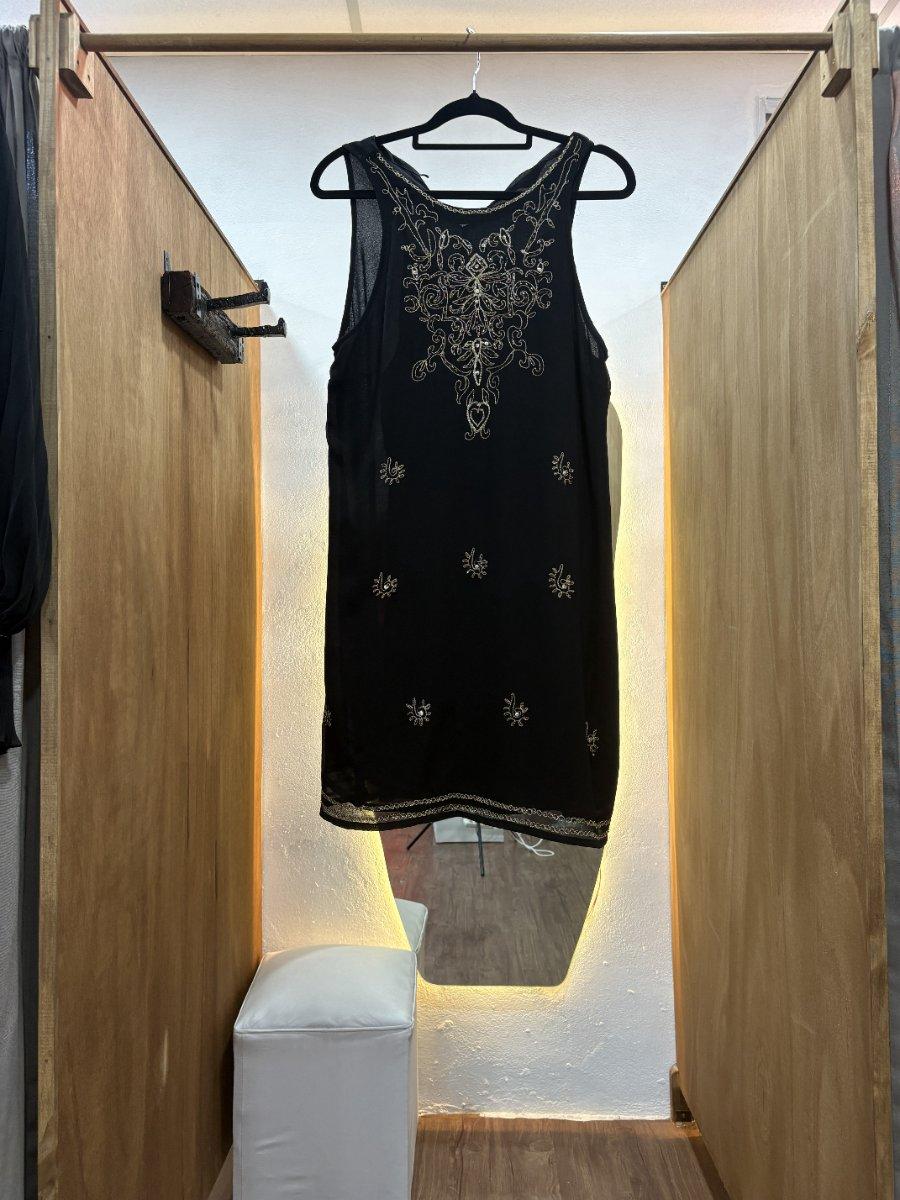 Vestido corto negro con detalles en dorado
