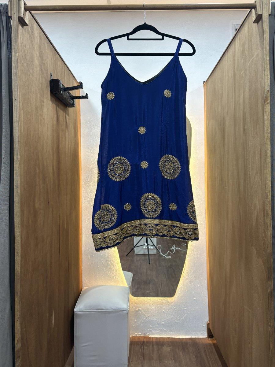 Vestido corto azul con detalles en dorado