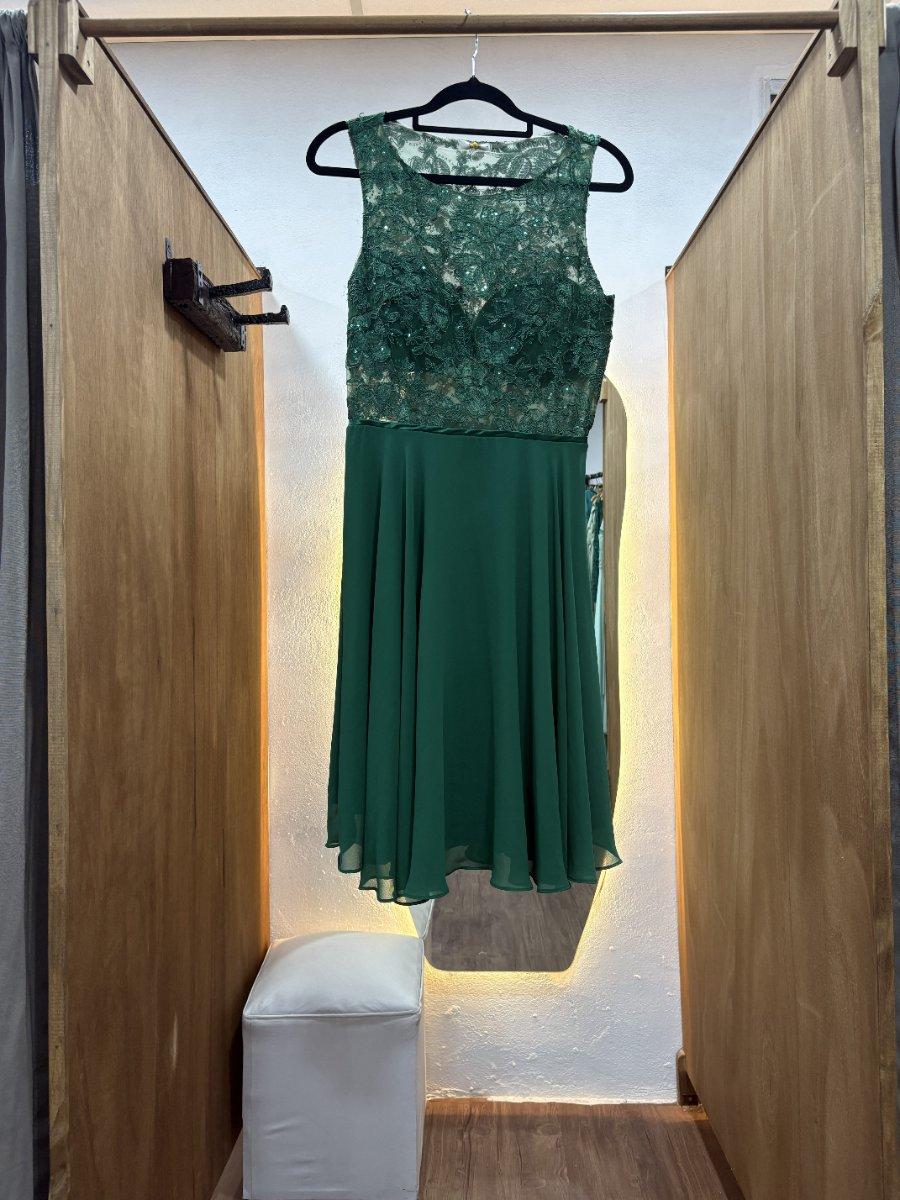 Vestido corto verde con detalle en la parte superior