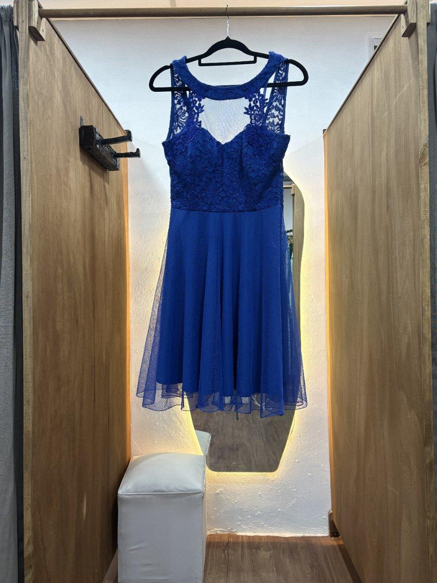 Vestido corto azul con tul