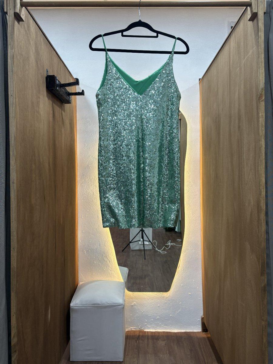 Vestido corto verde con brillos