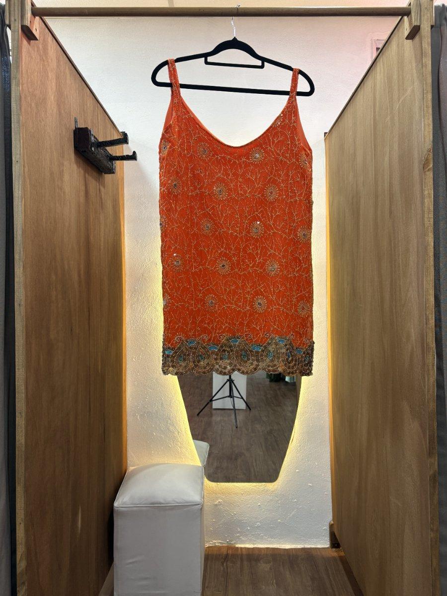 Vestido corto naranja con detalles en brillos