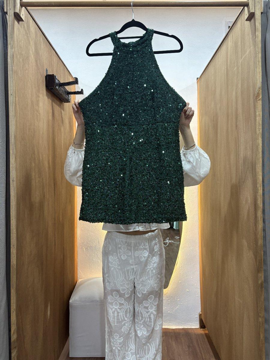Vestido corto verde sin mangas con brillos