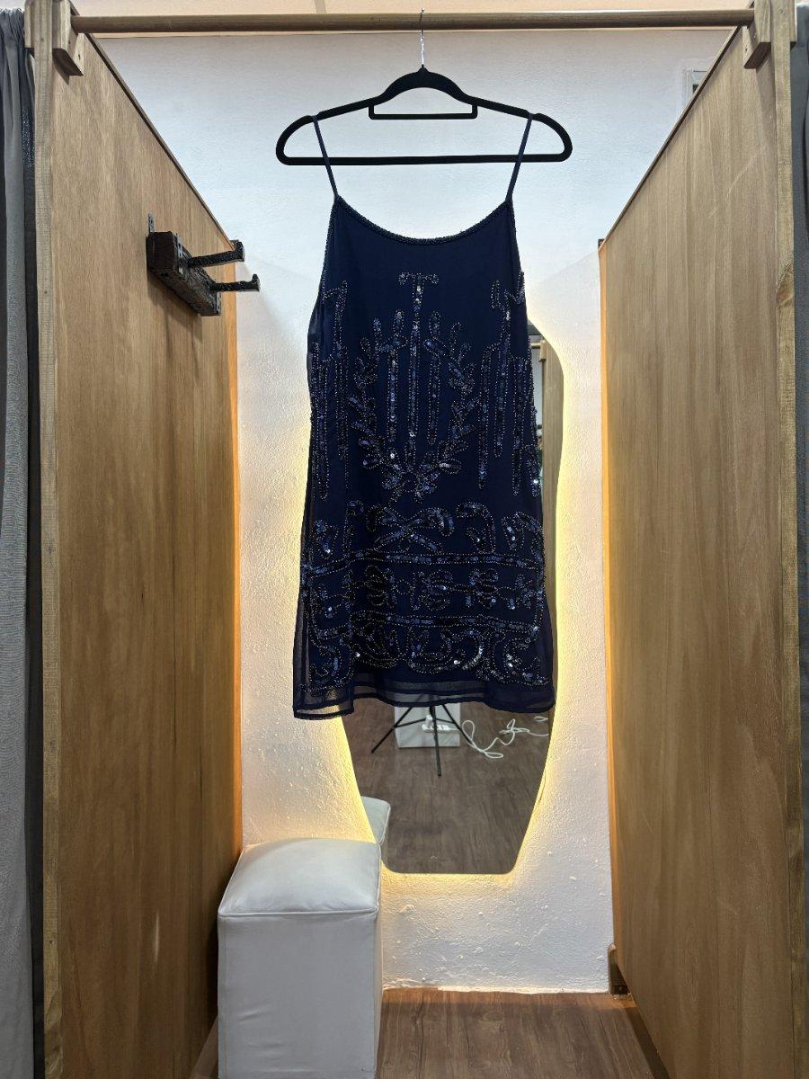 Vestido corto azul con brillos