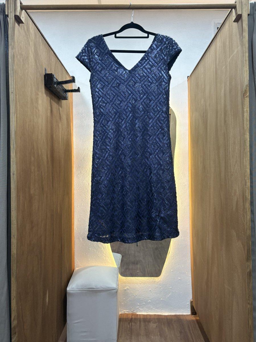 Vestido corto azul con brillos