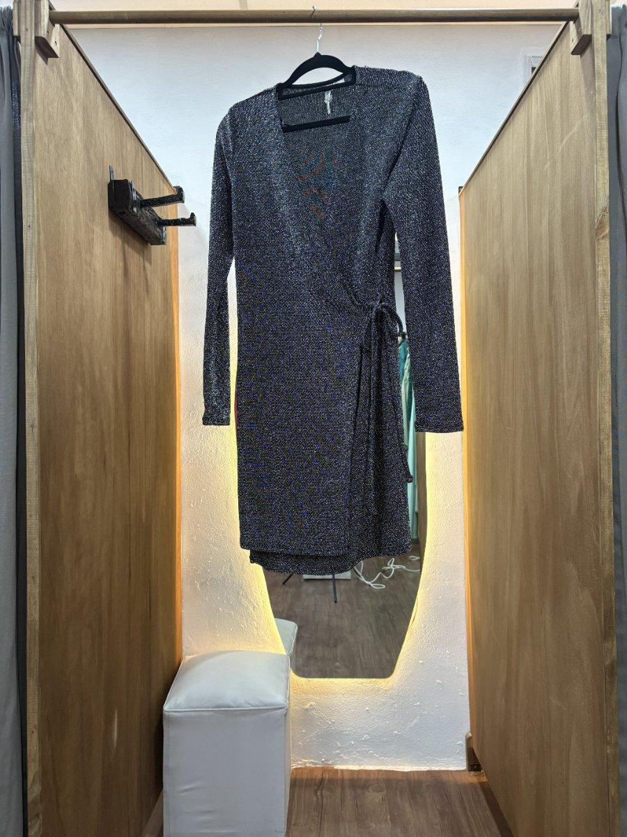Vestido corto gris brilloso con mangas y lazo