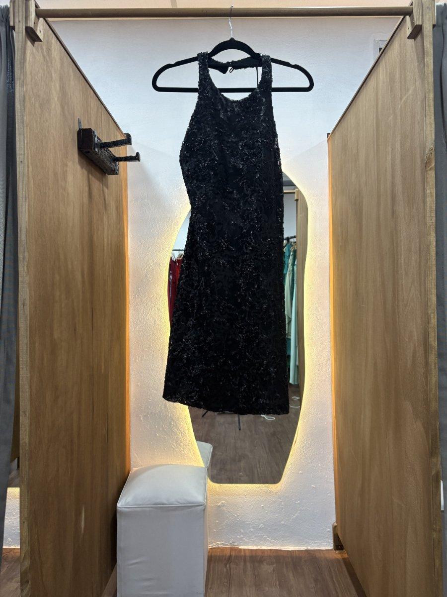 Vestido corto negro con brillos