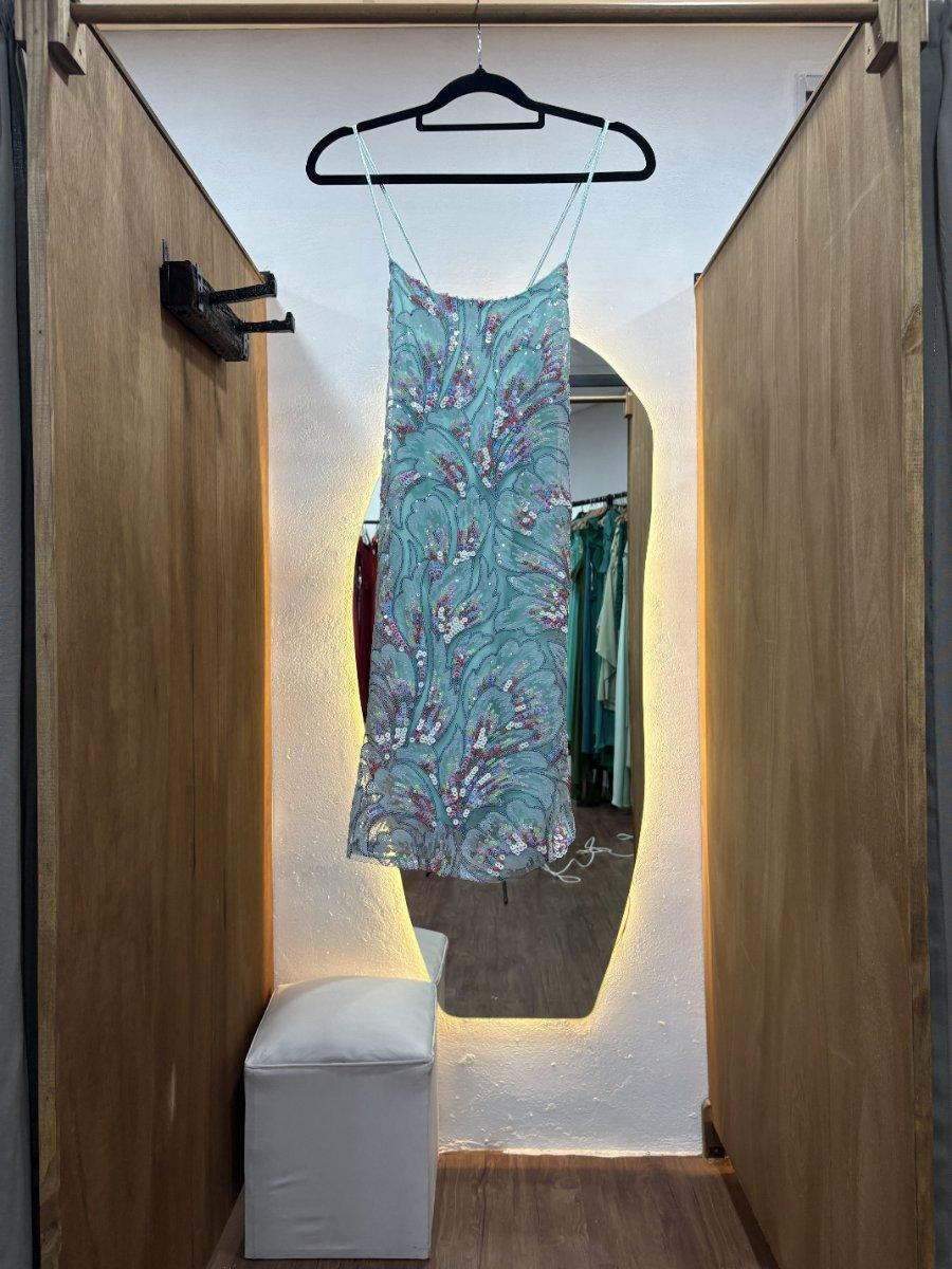 Vestido corto celeste con brillos