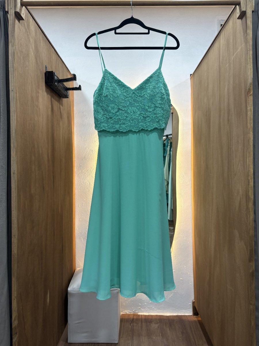 Vestido corto celeste con detalle en la parte superior