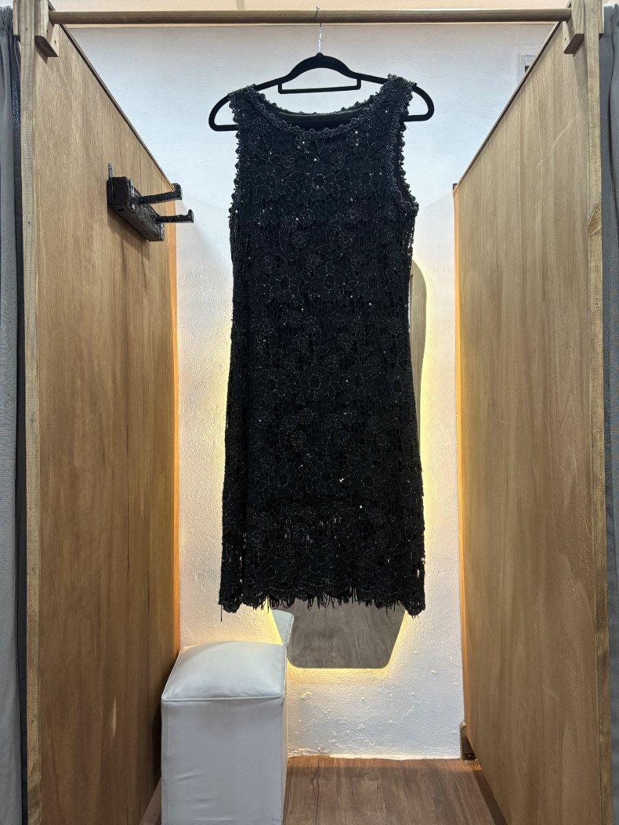 Vestido corto negro con brillos