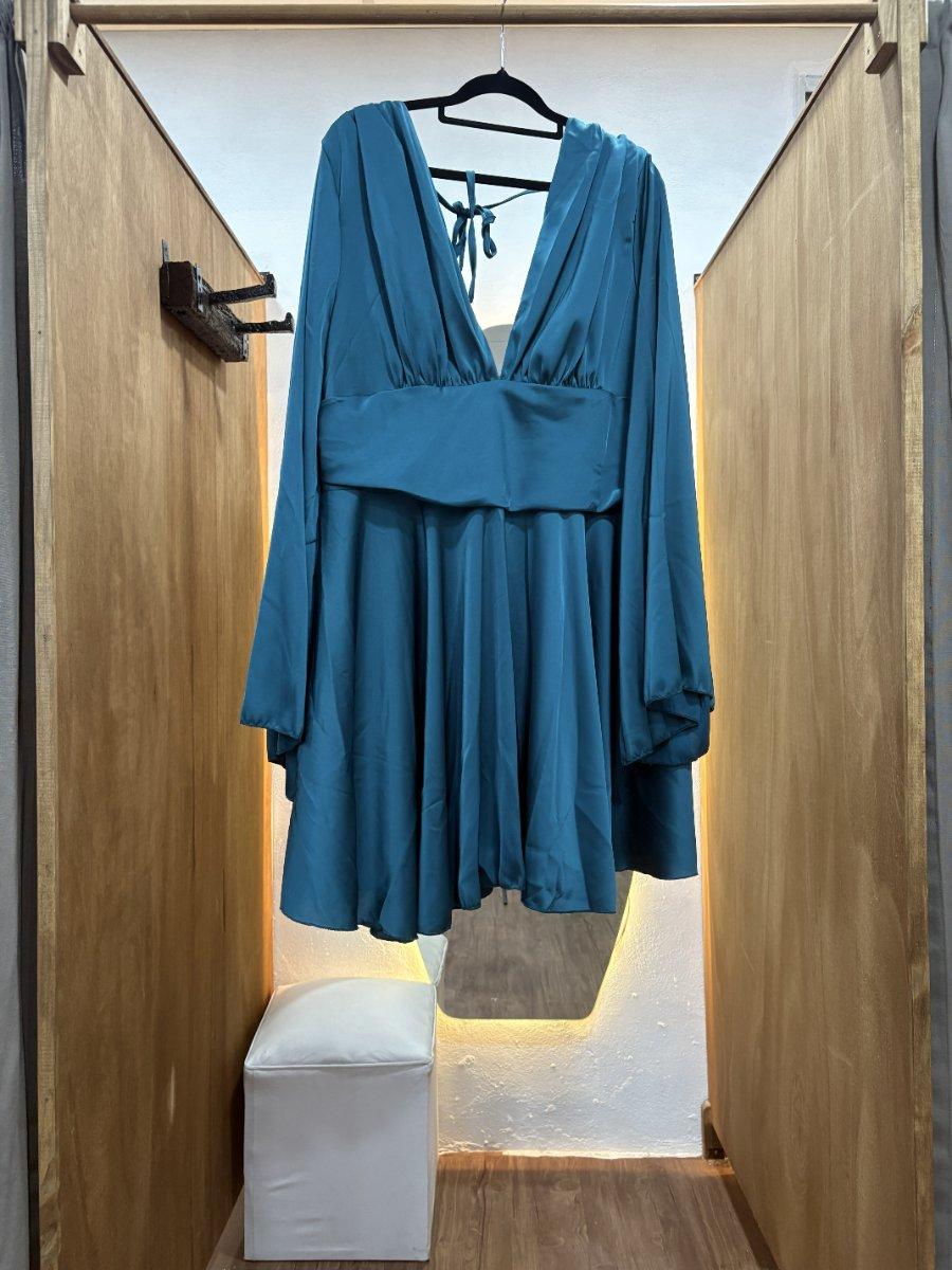 Vestido corto azul con mangas y escote en V