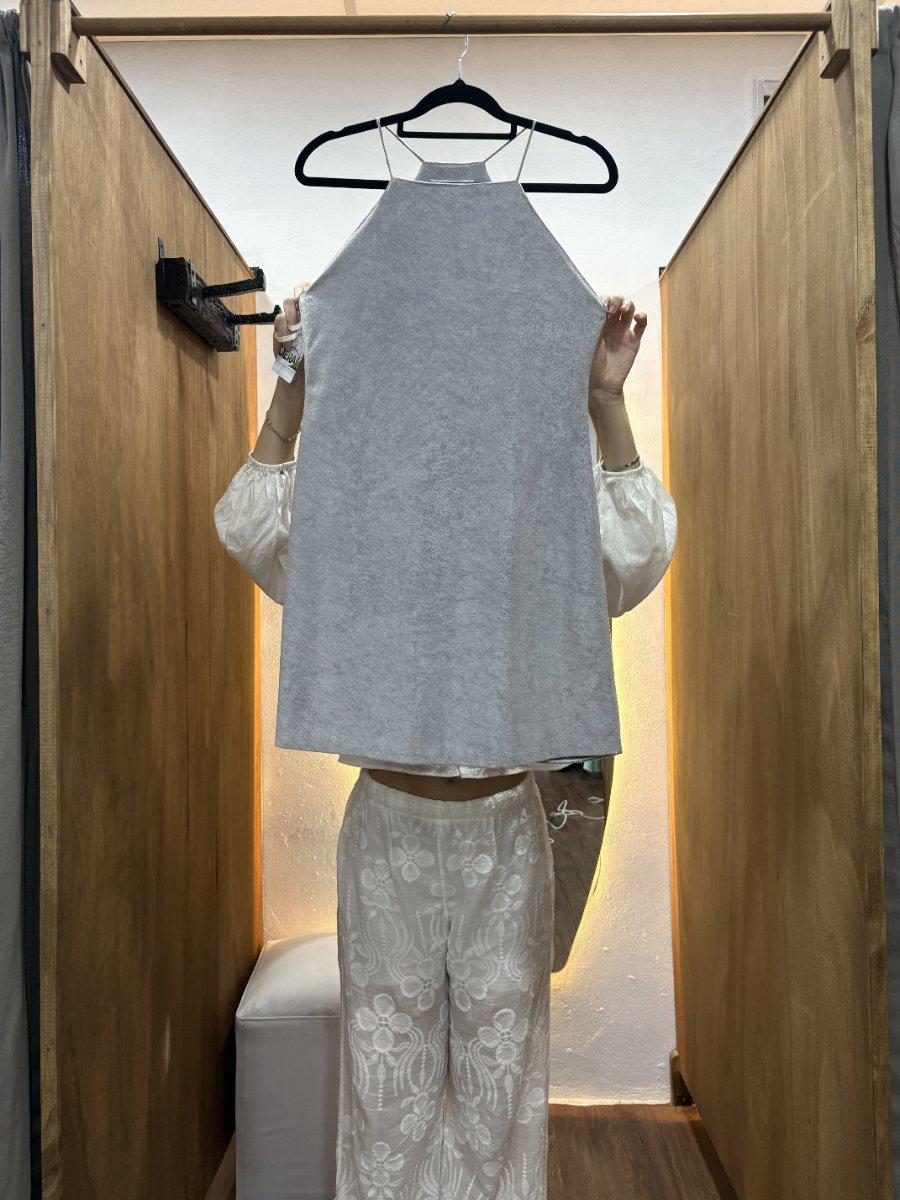 Vestido corto gris sin mangas