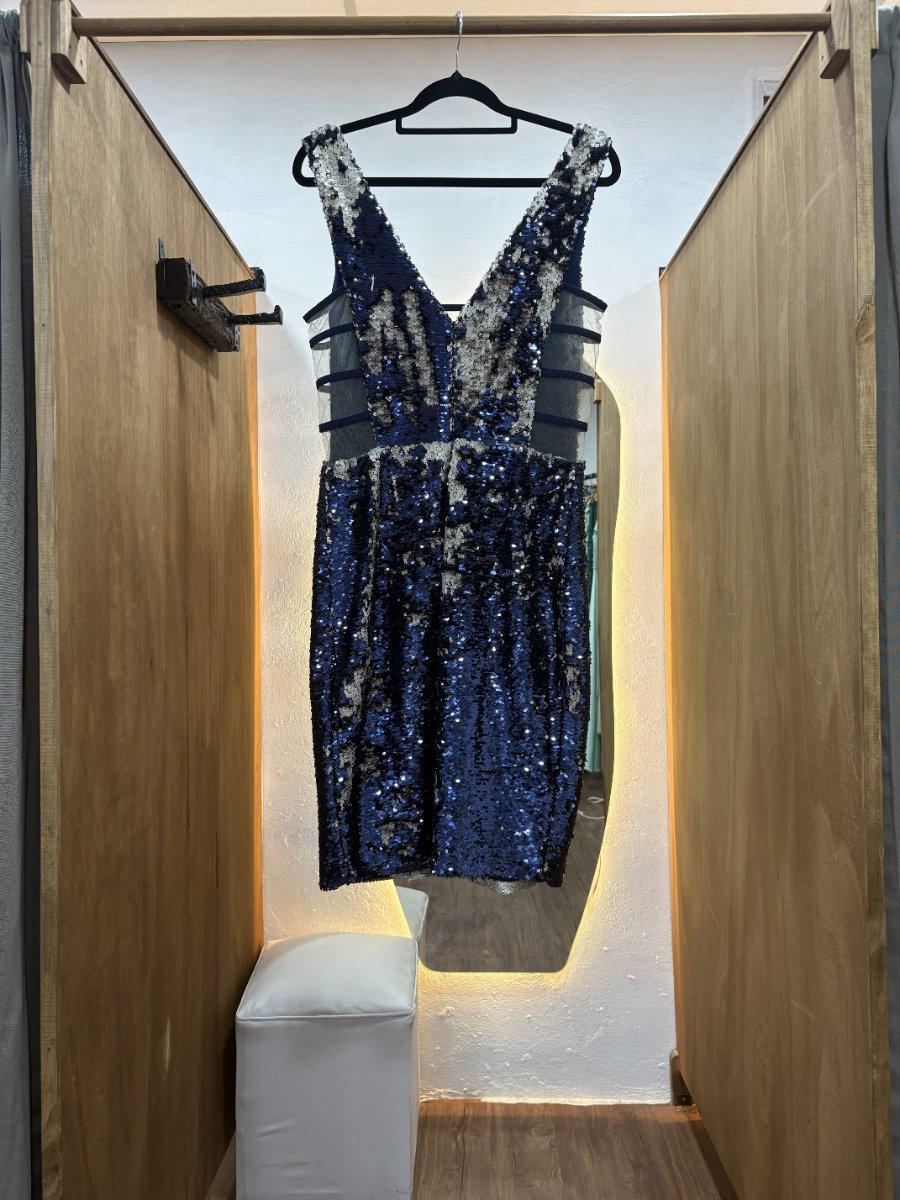 Vestido corto violeta con brillos y detalle en la parte superior