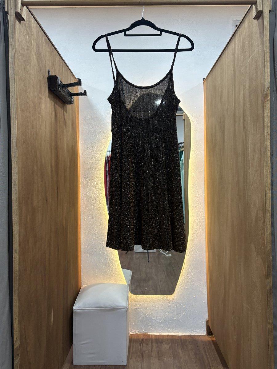Vestido negro con brilllos dorados y espalda baja