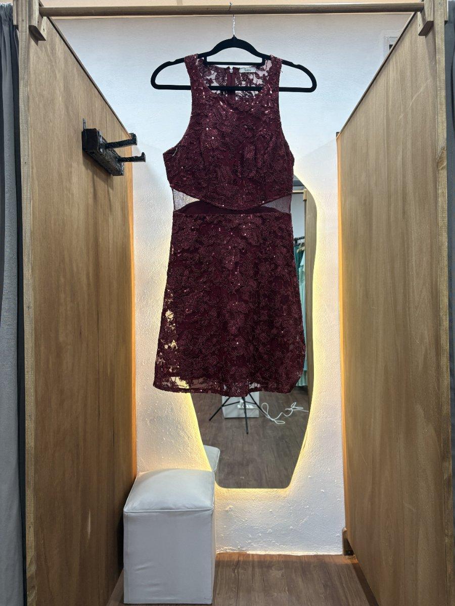 Vestido bordo con lentejuelas y transparencia en abdomen