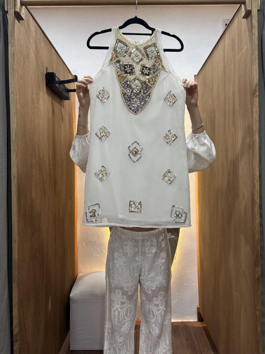Vestido blanco con detalles de lentejuelas y perlas en pecho