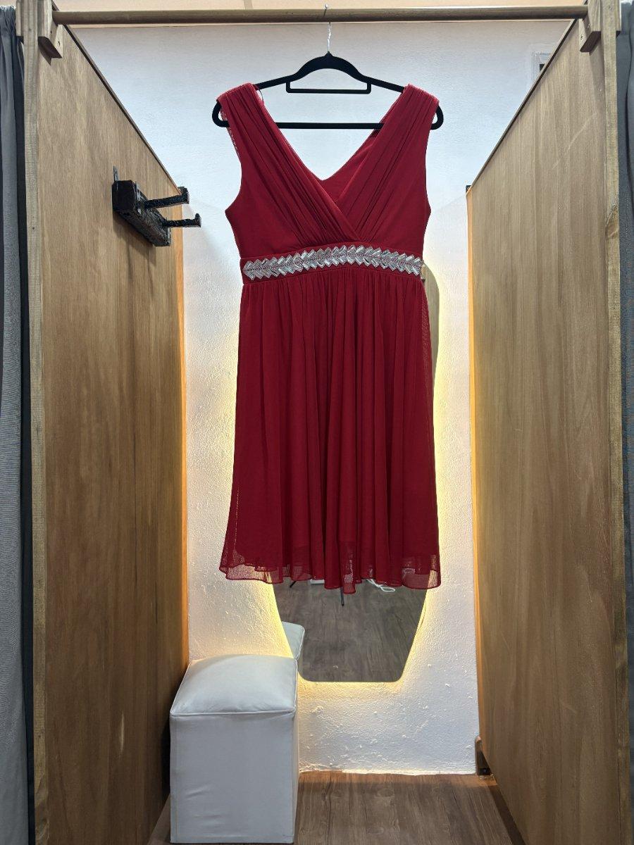 Vestido rojo con brillo bajo pecho