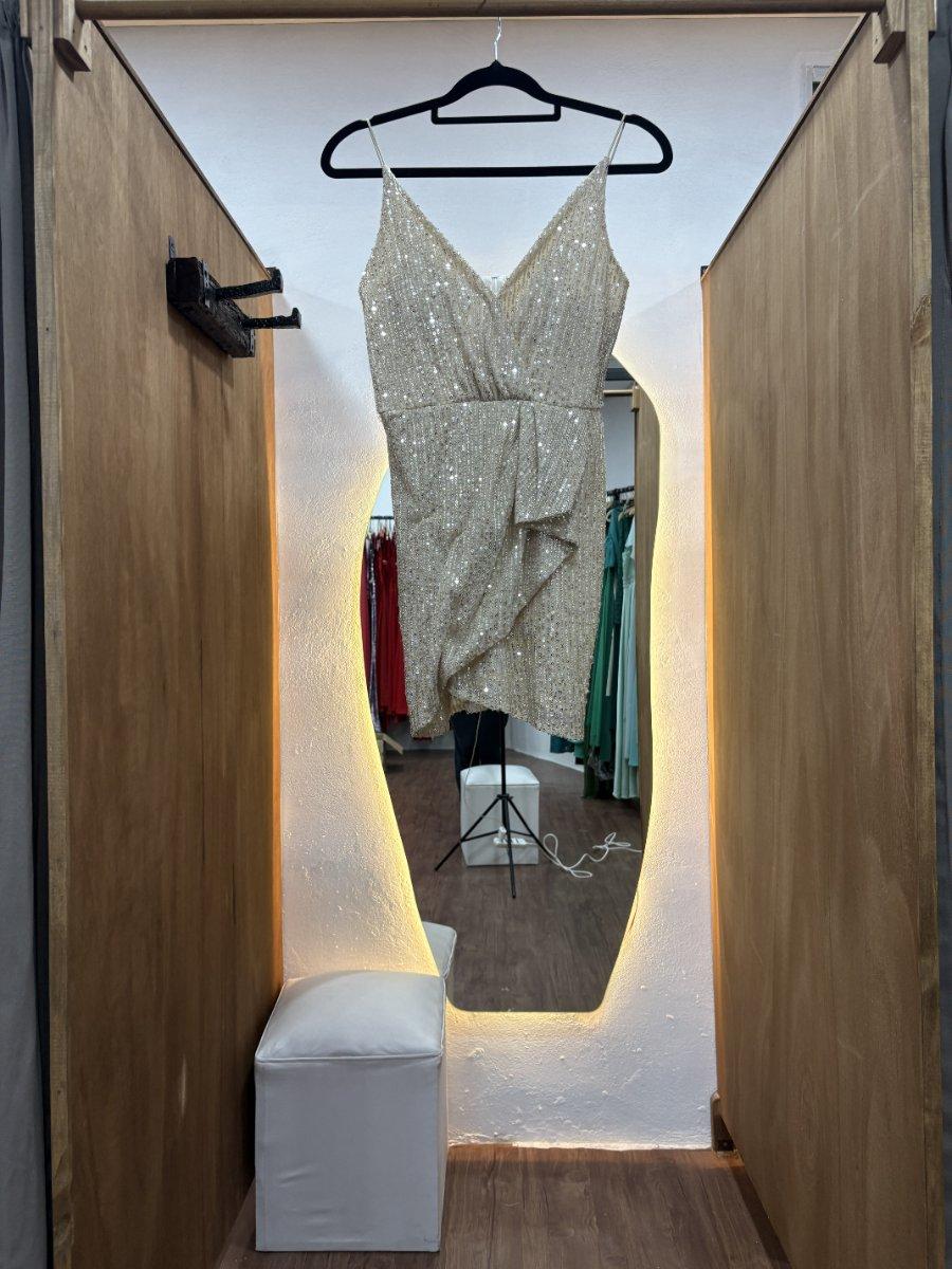 Vestido dorado con detalle en abdomen