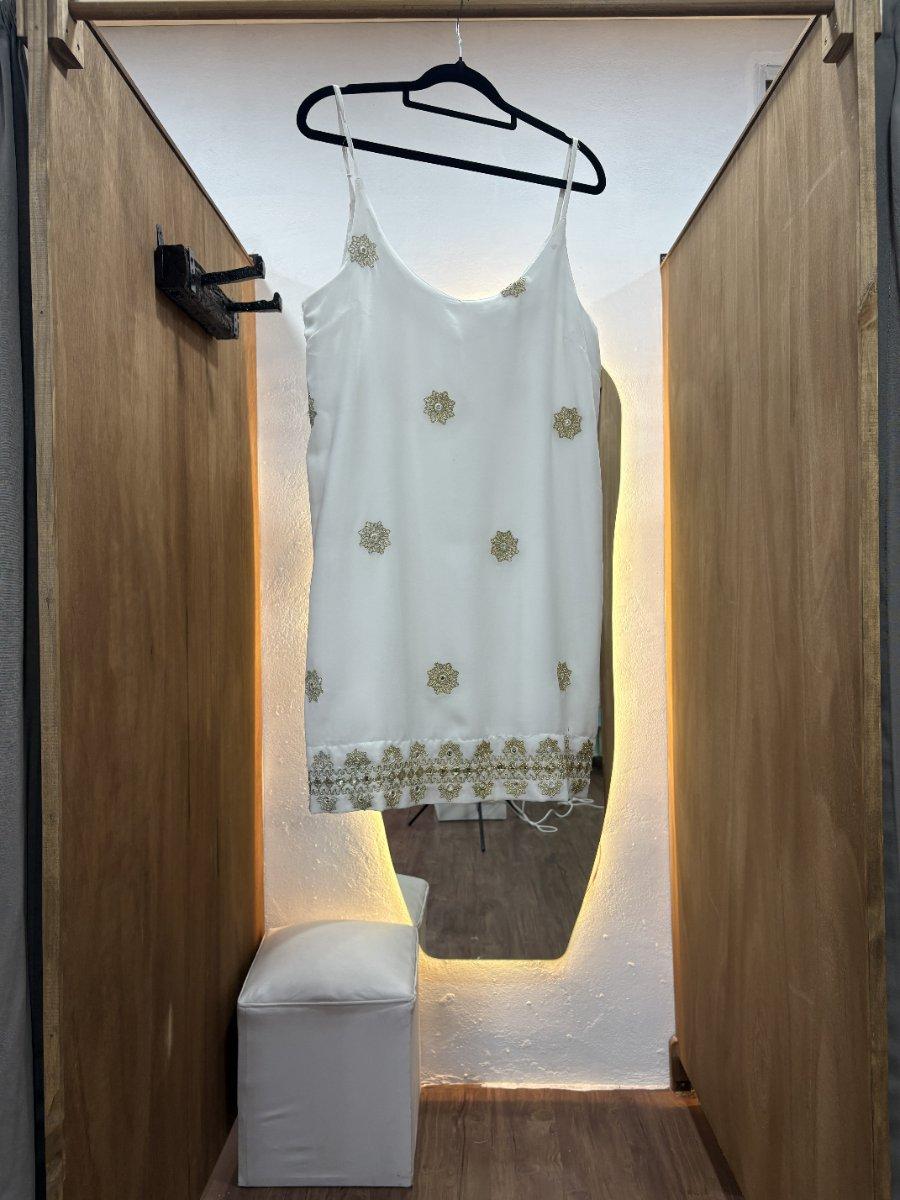 Vestido blanco con flores doradas