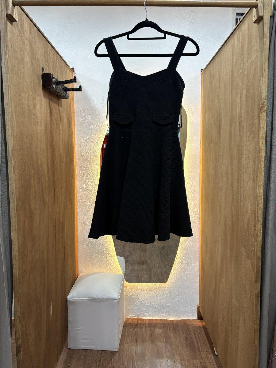 Vestido corto negro con bolsillos adelante