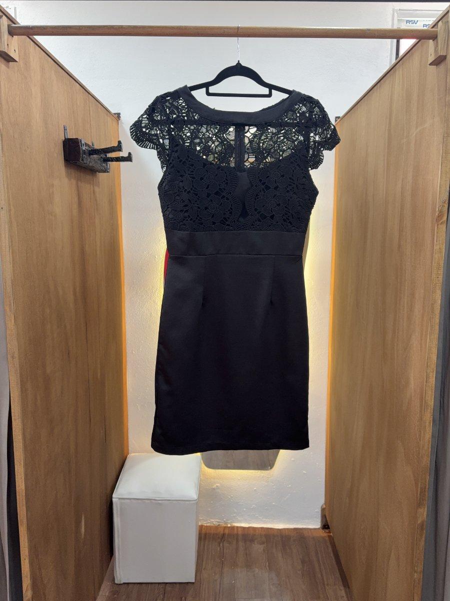 Vestido negro bordado en pecho