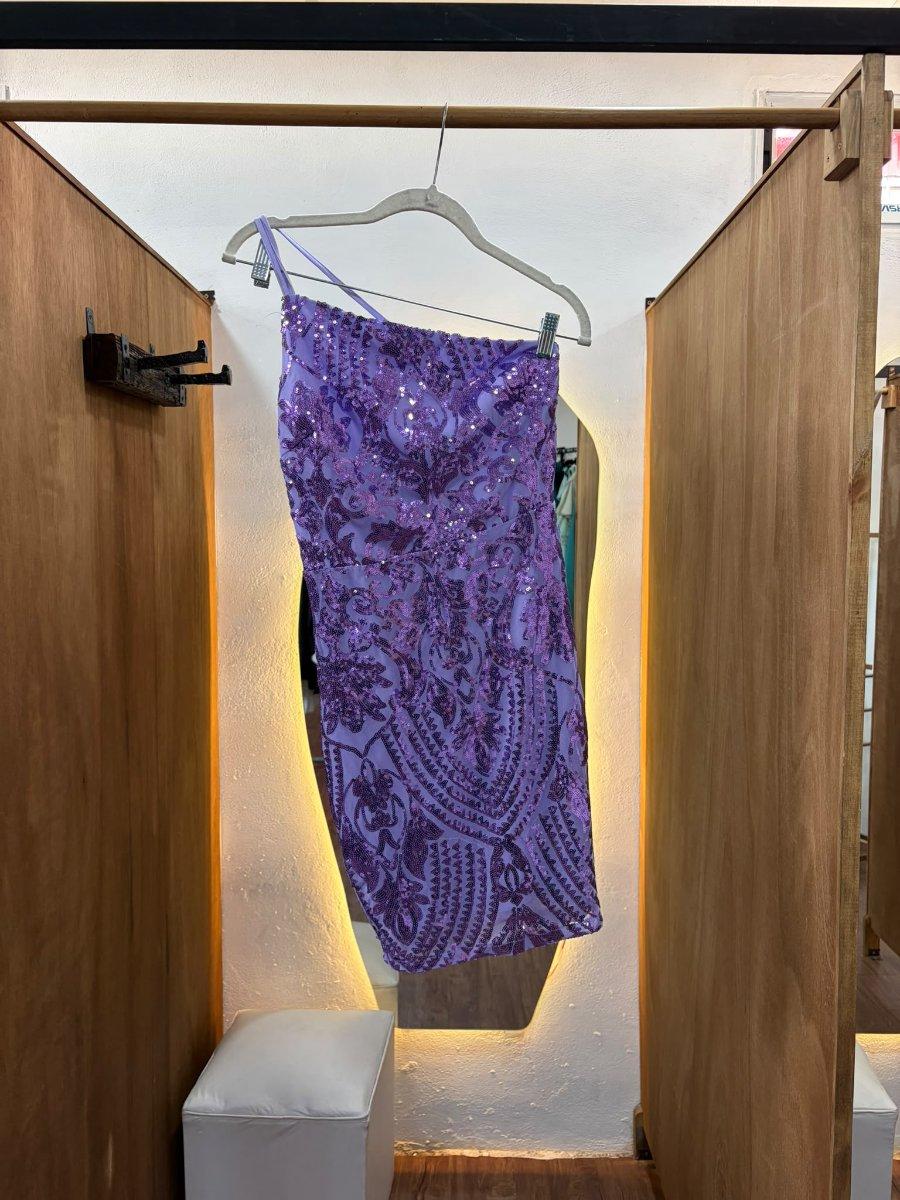 Vestido corto con lentejuelas y un hombro